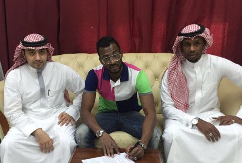 كامل الموسى أثناء توقيع العقد