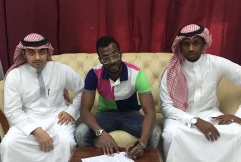 كامل الموسى أثناء توقيع العقد