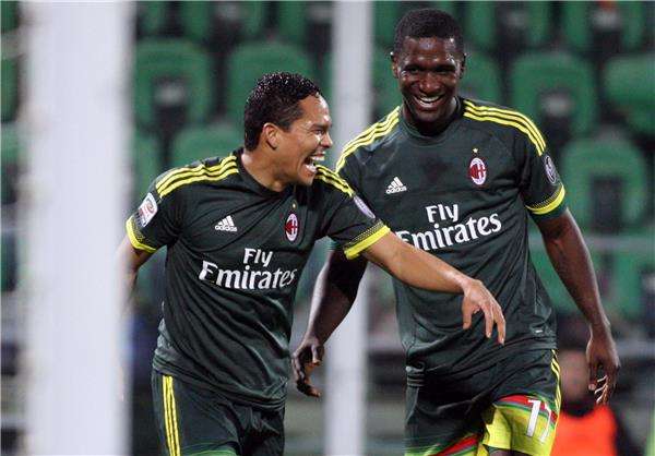 كارلوس باكا (يسار)