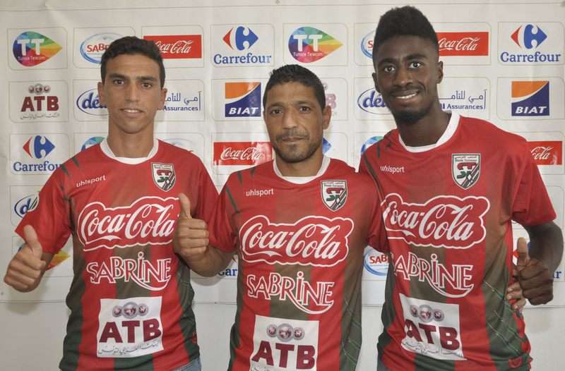 نبيل الميساوي يتوسط خليل الجلاصي وزياد بن سالم بزي الملعب التونسي