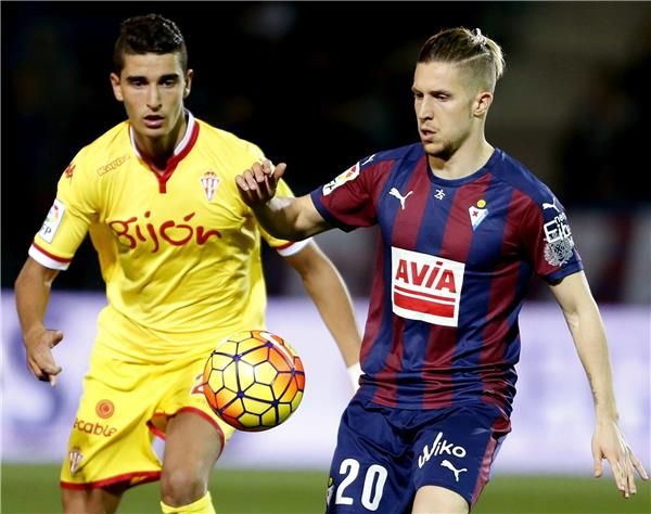 رشيد أيت عثمان (يسار)