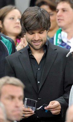 دييغو يشاهدة مبارة فريقه النهائية ضد نادي شاختار