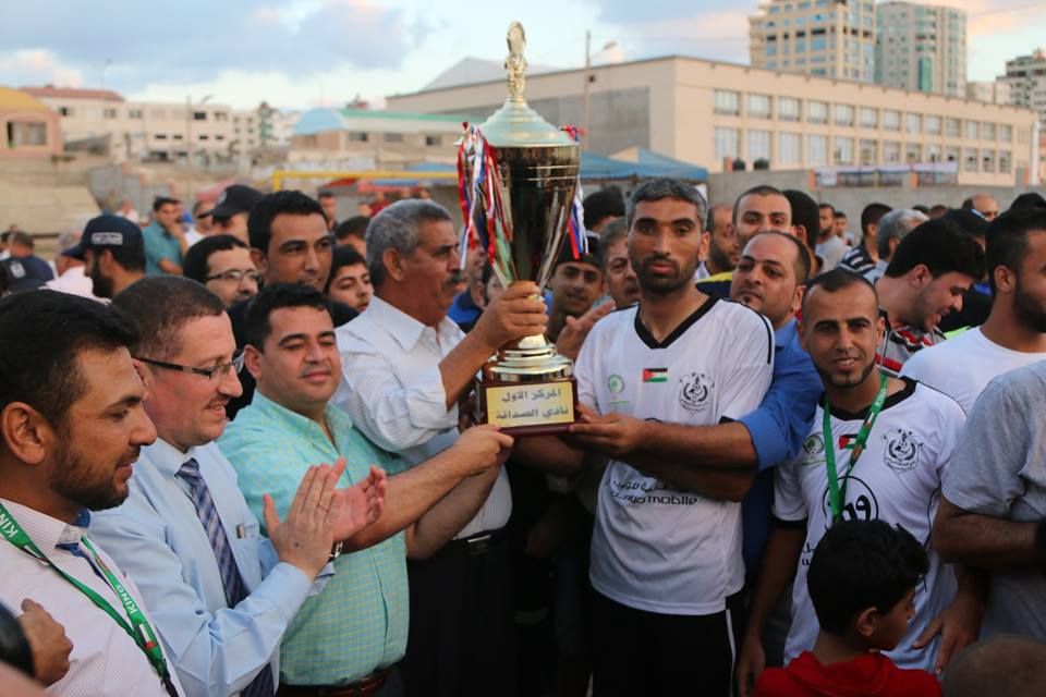 تسليم الصداقة كأس البطولة