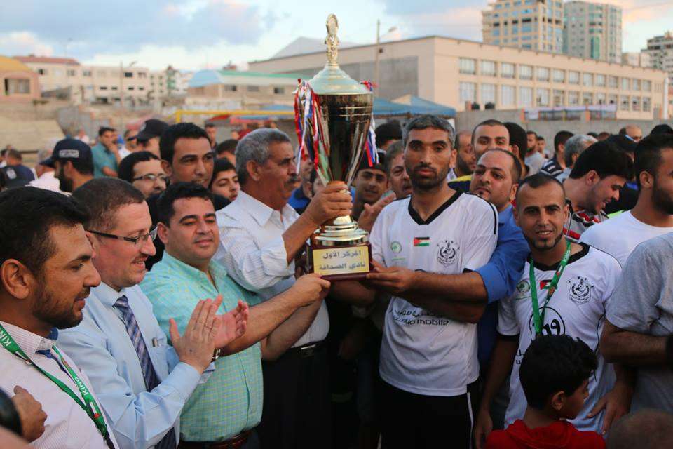 تسليم الصداقة كأس البطولة
