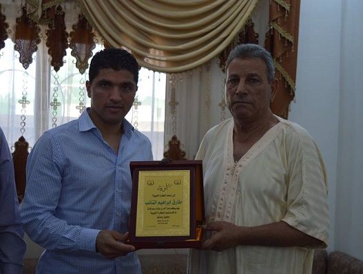 طارق التائب يتسلم درع الوفاء