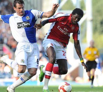 نيلسين في صراع على الكرة مع أديبايور