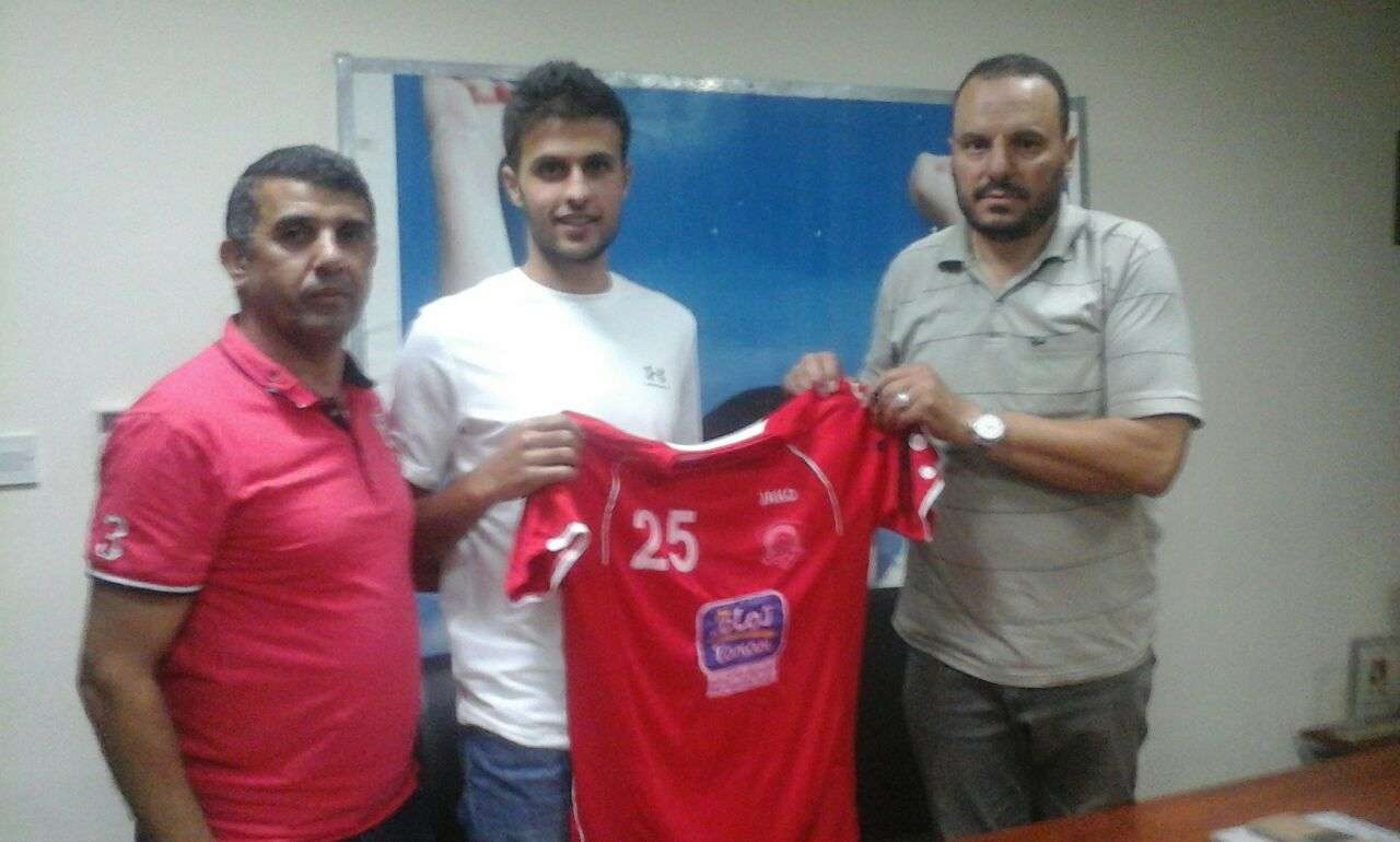 العطار يرفع قميص الجزيرة بعد التوقيع