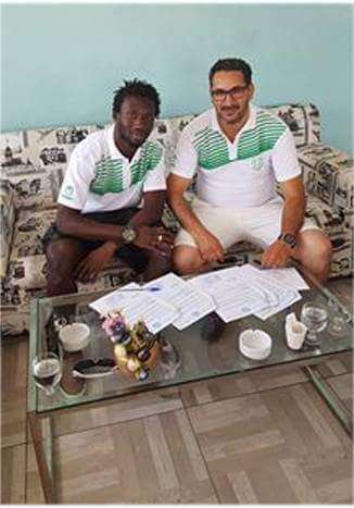 جانب من توقيع العقد