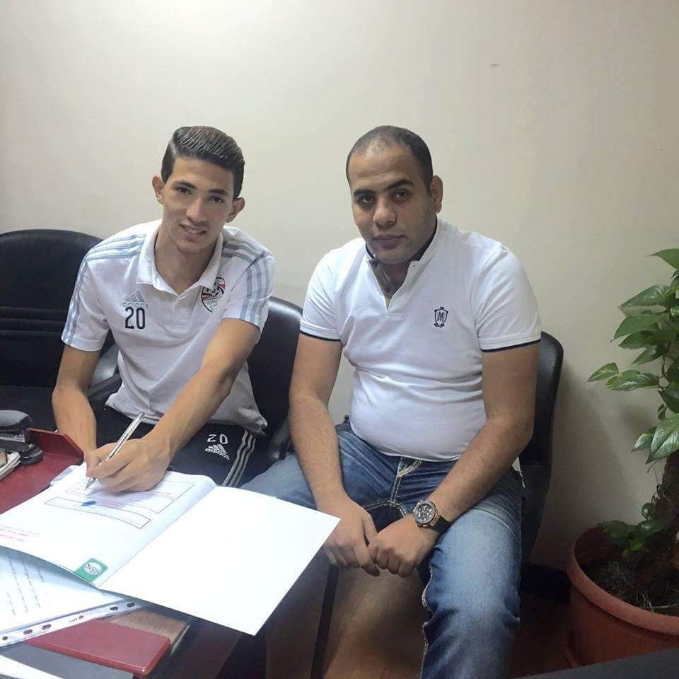 أحمد فتوح أثناء التوقيع