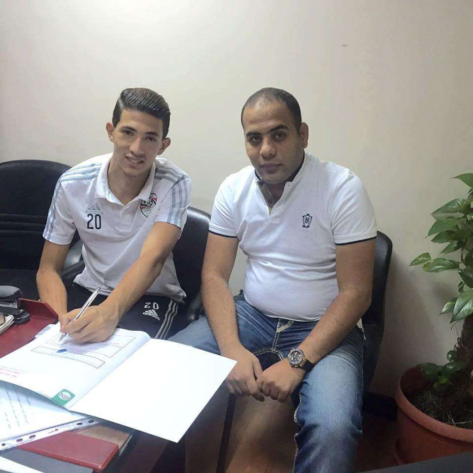 أحمد فتوح أثناء التوقيع