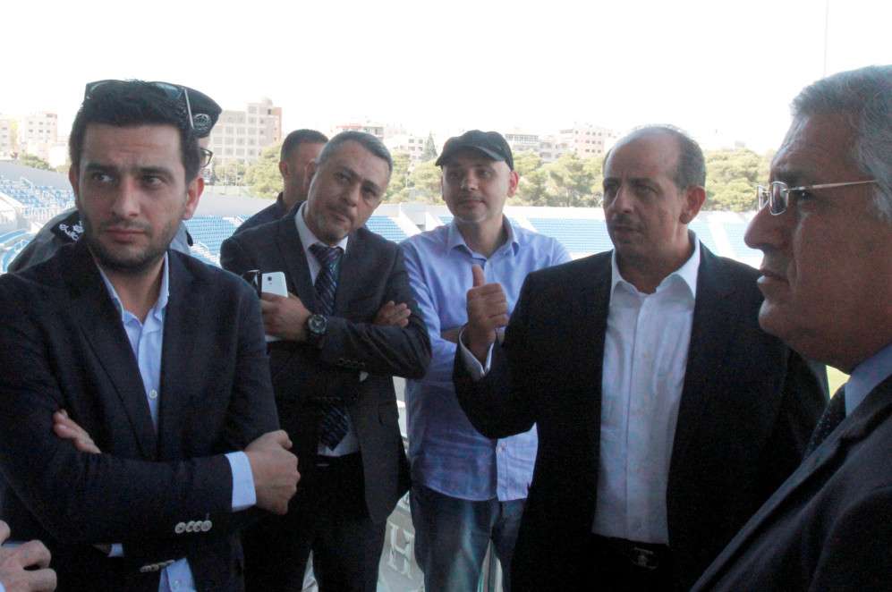 وزير الشباب خلال الزيارة التفقدية للملعب