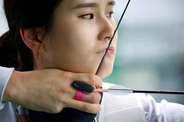 متسابقة كورية في رمي السهام