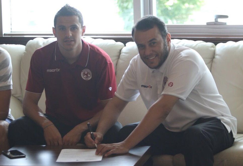 جونزالو كابريرا أثناء توقيعه للعقد