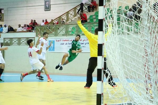 جانب من لقاء المنتخب السعودي والبحريني 