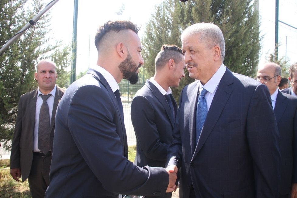 عبد المالك سلال يزور الوفد الجزائري