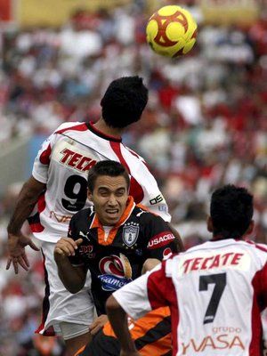 جانب من مباراة الذهاب بين إنديوس و باتشوكا 