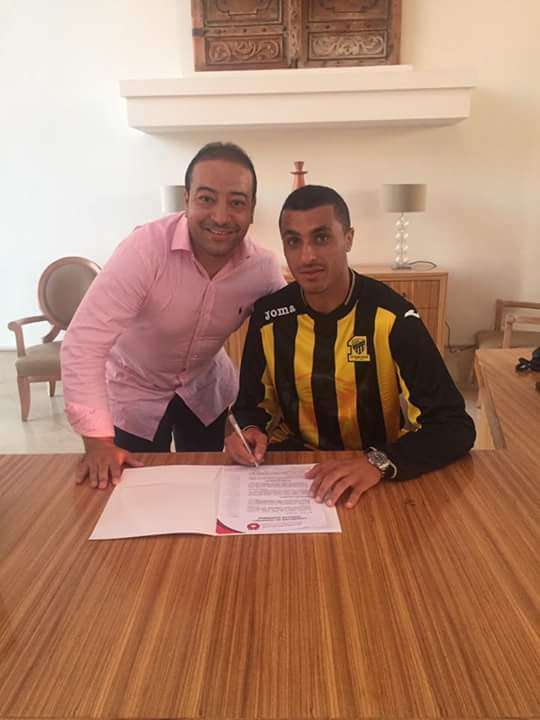 أحمد العكايشي أثناء توقيع العقود رفقة محاميه