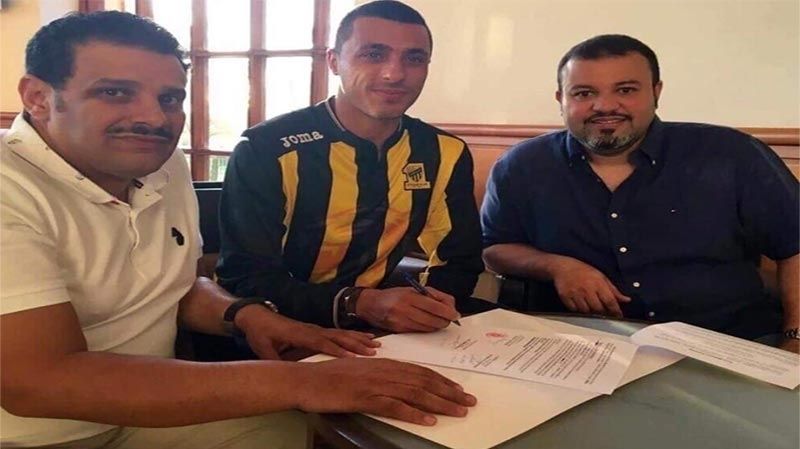 العكايشي أثناء توقيع العقود