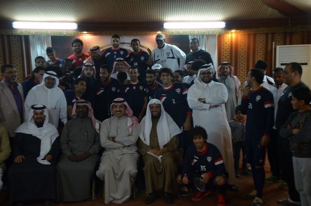 لقطة أرشيفية للرئيس سامي القنيان مع لاعبي هجر