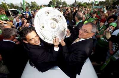 المدرب ماغات (اليمين) يحمل درع الدوري مع القائد خوزيه