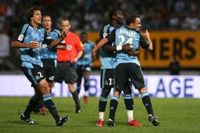 لاعبي مارسيليا يحتفلون بعد تسجيل هدف الفوز