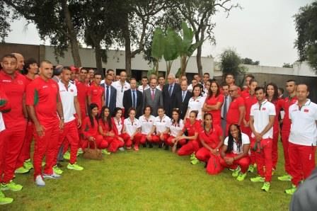 الوزير مع البعثة الأولمبية