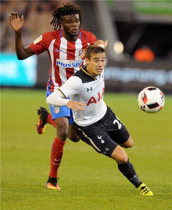 توماس بارتي (يسار)