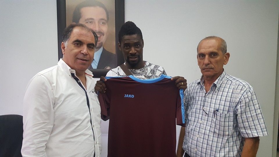كوفي متوسطاً أمين سر نادي النجمة سعد عيتاني وأمين سر نادي الاجتماعي محمد النابلسي بعد التوقيع اليوم