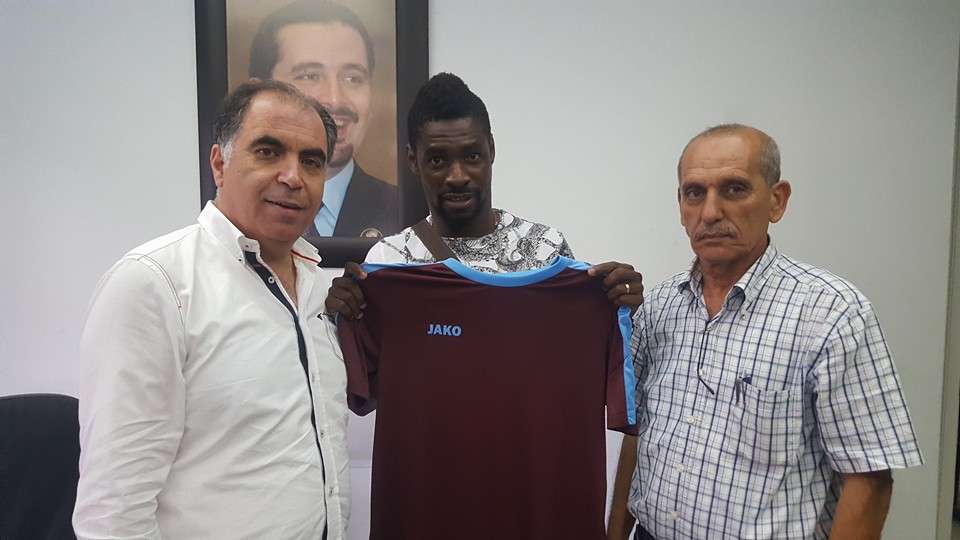كوفي متوسطاً أمين سر نادي النجمة سعد عيتاني وأمين سر نادي الاجتماعي محمد النابلسي بعد التوقيع اليوم