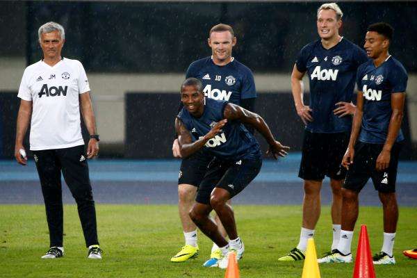 مورينيو في تدريبات مانشستر يونايتد