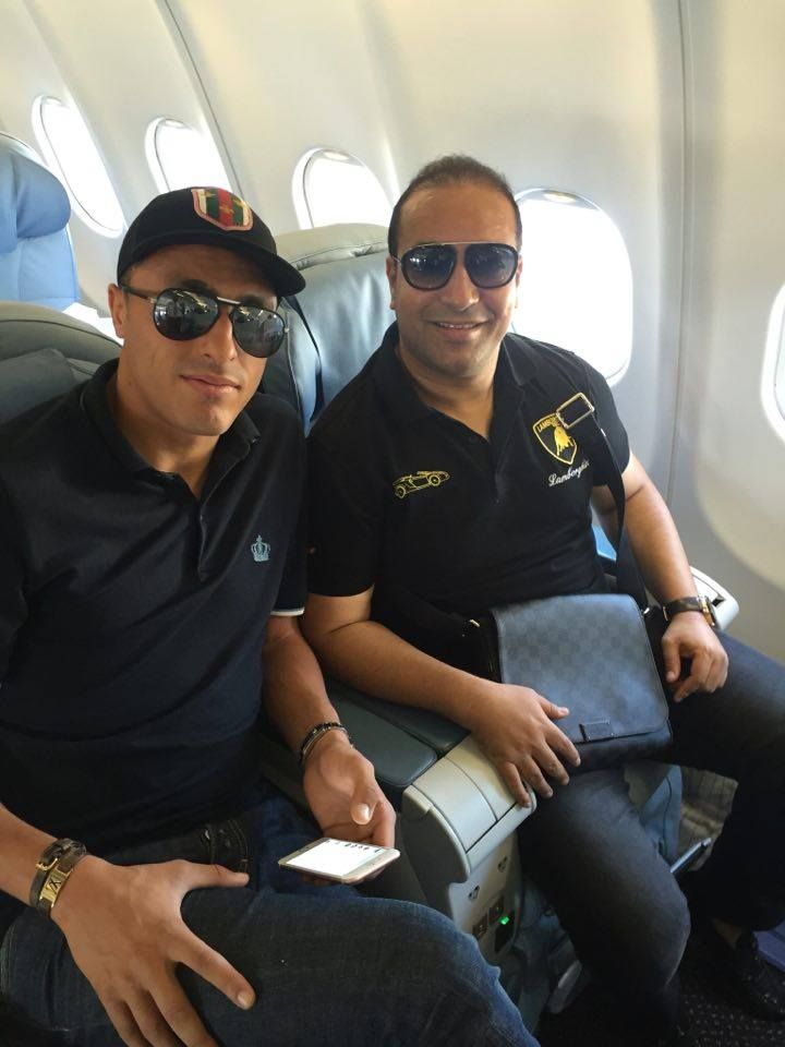  احمد العكايشي صحبة محاميه انيس بن ميم في الطائرة في اتجاه السعودية 