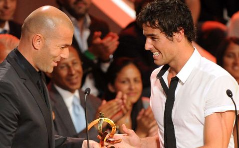 غوركوف يستلم الجائزة من زيدان 