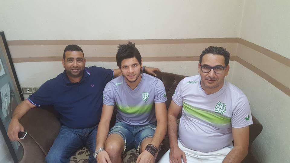 هاشم عباس بعد توقيع العقد