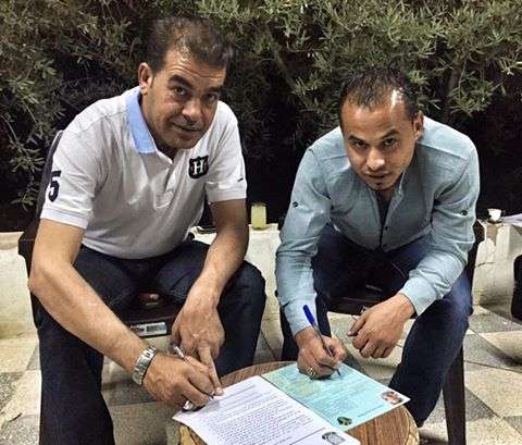 اللاعب أثناء التوقيع