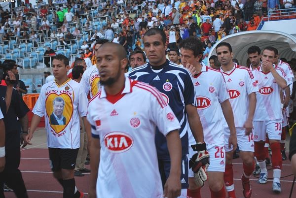 الفؤيقان يتجهان إلى أرض الملعب