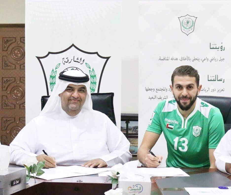 أثناء توقيع العقود