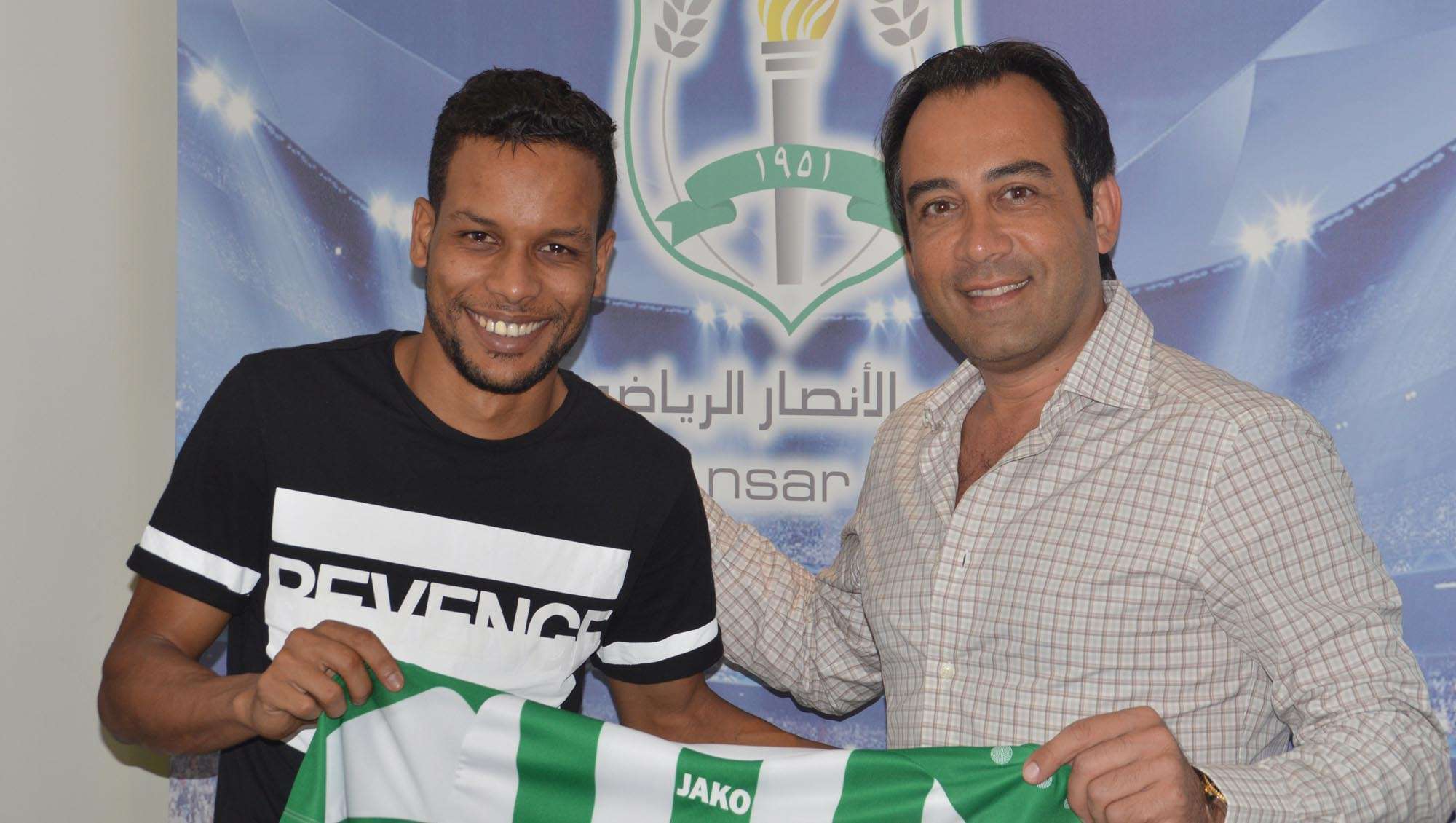 بدر مع خليل بعد توقيع العقد