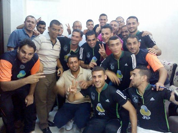 صورة جماعية للاعبي الشباب بعد وصول باقي زملائهم   