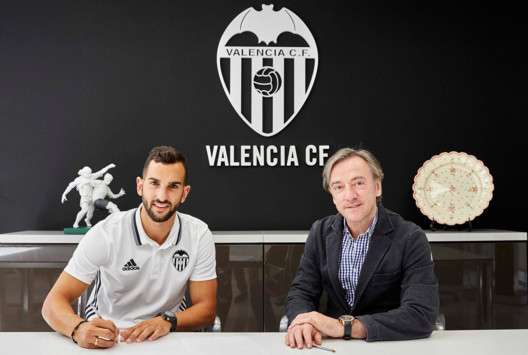 مونتويا خلال توقيع العقد