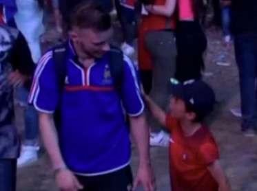 لقطة العناق الشهير بين الشاب الفرنسي والطفل البرتغالي