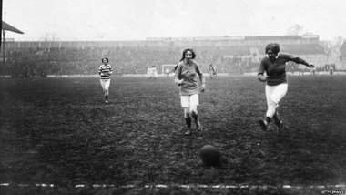 مباراة نسائية في انجلترا بالعاصمة لندن عام 1912