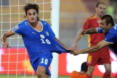 النجم ألبيرتو أكويلاني مع المنتخب الإيطالي