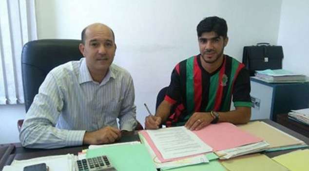 لحظة توقيع اللاعب ابراهيم البزغودي