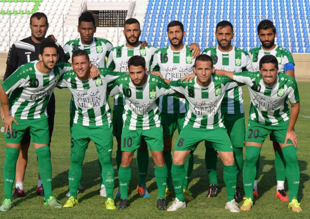 عطايا (الأول من اليسار في الصف الأمامي) مع فريق الأنصار اليوم الأربعاء قبل ودية طرابلس