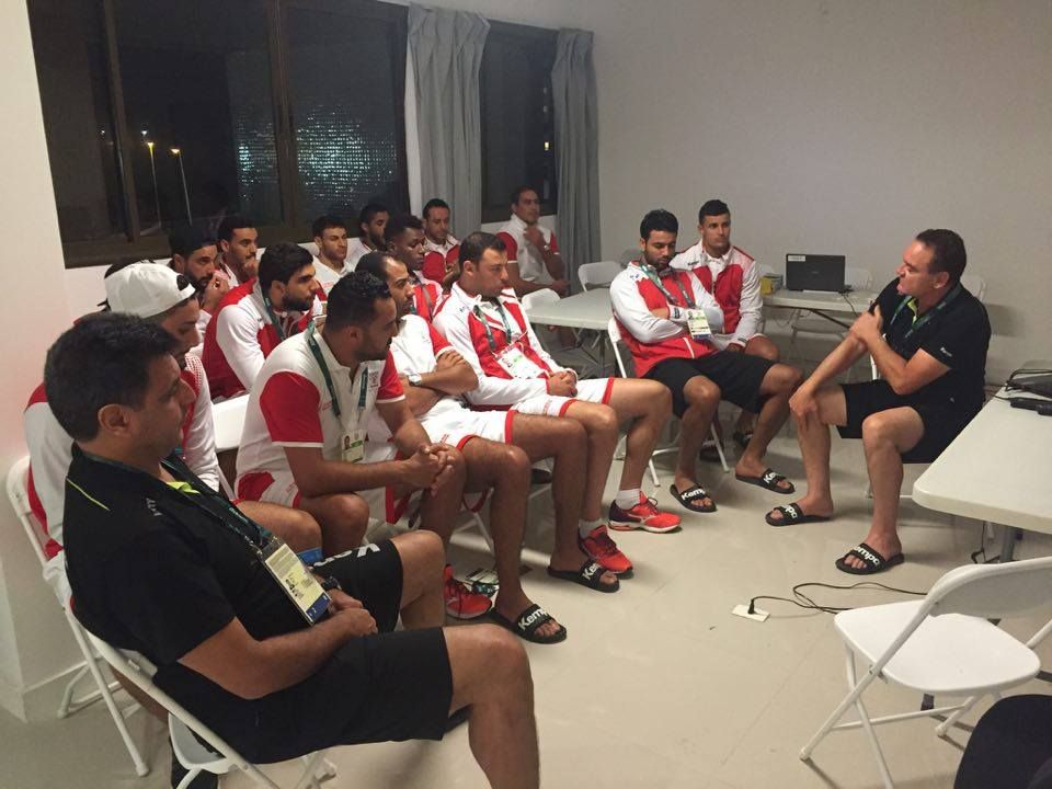 حافظ الزوابي في جلسة تقييمة مع اللاعبين في ريو 