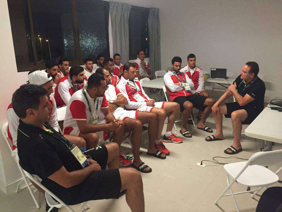 حافظ الزوابي في جلسة تقييمة مع اللاعبين في ريو