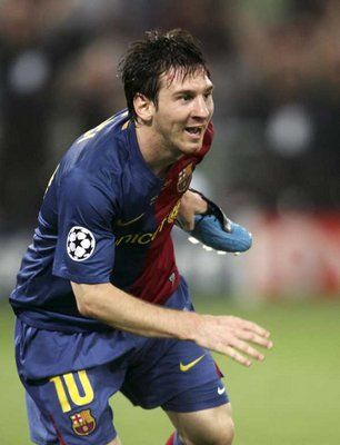 ميسي ينطلق فرحاً بعد إحرازه الهدف الثاني في مرمي المان يونايتد