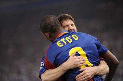 إيتو يتلقي تهنئة ميسي بعد إحرازه الهدف الأول لبرشلونة