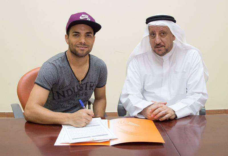 سوزا أثناء التوقيع