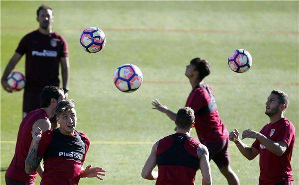 خيمينيز فى تدريبات أتلتيكو